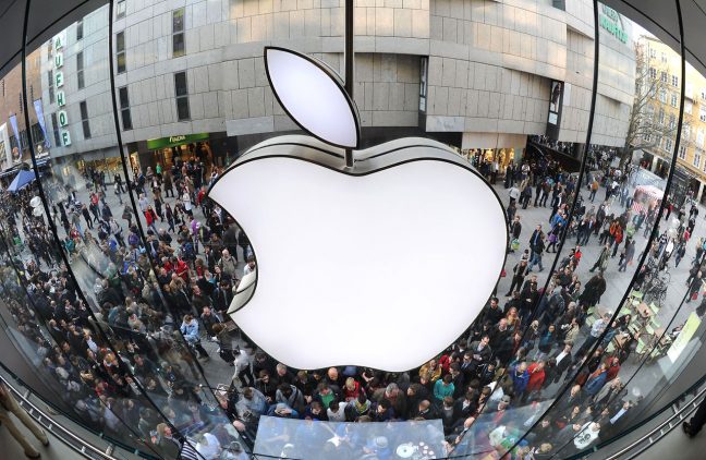 (FILES) A file photo taken on March 25, 2011 shows a giant Apple logo as customers wait in front of the Apple-store in the southern German city of Munich. Italy's anti-trust authority said on December 27, 2011 it was imposing a 900,000-euro ($1.2-million) fine on US tech giant Apple for misleading consumers on assistance services and guarantees for its products. AFP PHOTO / CHRISTOF STACHE